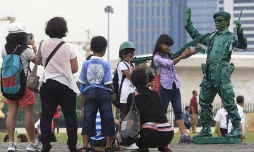 FOTO LIBURAN SEKOLAH : Wisatawan Berfoto dengan Manusia Patung