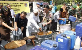 FOTO MIRAS SOLO : Solo Musnahkan 1.993 Liter Minuman Beralkohol