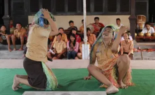 FOTO PELEPASAN SISWA : SMP Kasatriyan 1 Pentaskan Ande-Ande Lumut