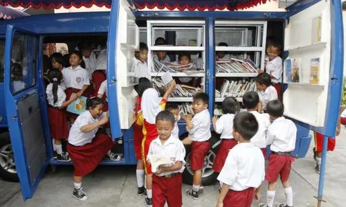 FOTO PERPUSTAKAAN KELILING : Tumbuhkan Minat Baca dengan Pinjam Buku