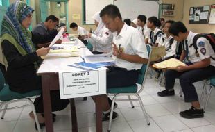 FOTO PPDB 2014 : Kuota Siswa Miskin di Kota Solo Ditambah