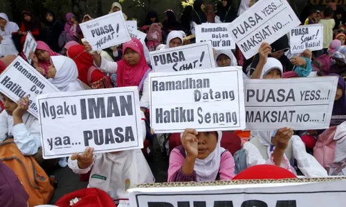 FOTO RAMADAN 2014 : Siswa SD Islam Usung Poster demi Ramadan