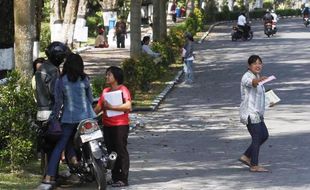 FOTO SBMPTN 2014 : Warga Jual Soal Ujian Tulis SBMPTN