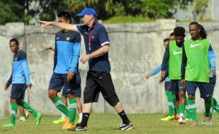 SEPAK BOLA INDONESIA : Riedl Soroti Stamina Pemain Timnas