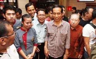 FOTO JOKOWI CAPRES : Jokowi Makan Malam Bersama Gus Karim