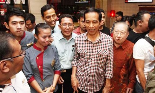 FOTO JOKOWI CAPRES : Jokowi Makan Malam Bersama Gus Karim