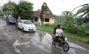 JALAN RUSAK KARANGANYAR : Jalur ke Candi Sukuh dan Cetho Rusak Parah