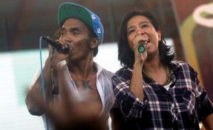 PRABOWO VS JOKOWI : Slank dan Guruh Meriahkan Kampanye Jokowi di Surabaya