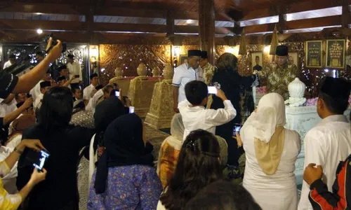 Prabowo Datang, Ratusan Peziarah di Makam Pak Harto Terpaksa Menunggu Berjam-jam