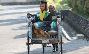 KISAH INSPIRATIF : Lulus IPK 3,96, Anak Tukang Becak Ini Ramai Diperbincangkan