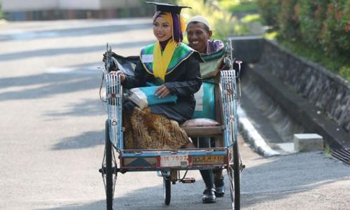 KISAH INSPIRATIF : Inilah Raeni, Anak Tukang Becak Jadi Wisudawati Terbaik Unnes