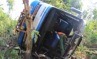 Bus Siswa SD di Jepara Terguling, Tabrak 2 Motor