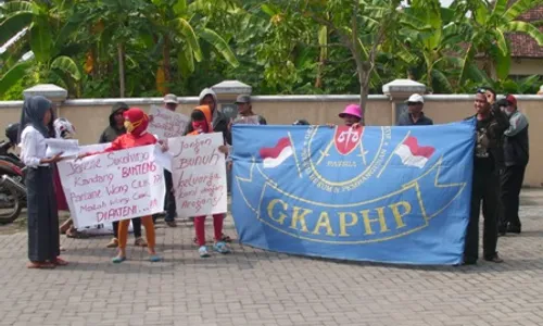 AKSI PEDAGANG : PKL Jl. Veteran di Sukoharjo Demo Lagi