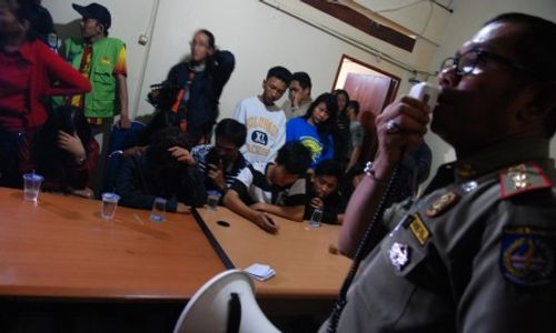 FOTO ANTISIPASI CABE-CABEAN : Satpol PP Depok Gelar Razia Gadis Cabe-Cabean