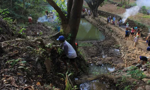 Jaga Kebersihan dan Kerukunan dengan Gugur Gunung