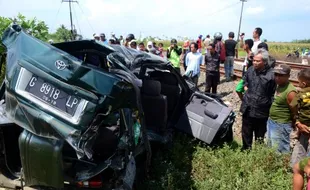 FOTO MOBIL TERTABRAK KA : Mobil Tersambar KA Fajar Utama, 3 Tewas