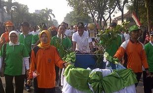 PENGHARGAAN ADIPURA : Kirab Adipura Meriahkan CFD Karanganyar, Bupati Genjot Gerobak Sampah