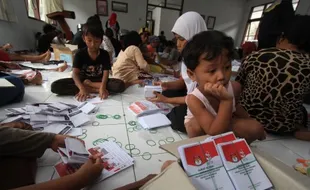 FOTO PELIPATAN SURAT SUARA : Ssst! Ada Anak-Anak Terlibat Pelipatan Surat Suara Pilpres