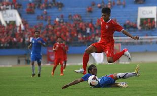 FOTO PERSIS VS PSMP : Persis Solo Gasak PSMP Mojokerto 3-1