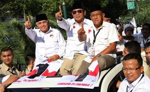 KAMPANYE PILPRES 2014 : Masuk GBK Prabowo Tak Naik Kuda Putih, Titiek Joget Bareng Band Radja