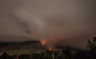 GUNUNG SINABUNG MELETUS : Sinabung Kembali Meletus Siang Ini