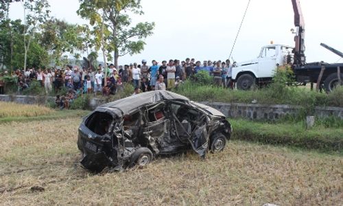 KECELAKAAN KLATEN : Terseret 17 Meter, Inilah Penampakan Xenia Maut di Prambanan