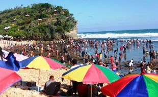 WISATA LEBARAN 2014 : 30.000 Orang Padati Pantai Selatan Gunungkidul