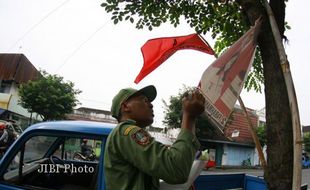 PILPRES 2014 : Dicopot Paksa, Alat Peraga Kampanye Tak Langsung Dimusnahkan