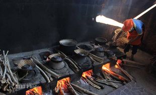 FOTO MAKANAN KHAS JOGJA : Pengolahan Tiwul Wonosari