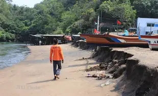 FOTO ABRASI : Ombak Setinggi 18 Feet Akibatkan Abrasi di Pantai Baron