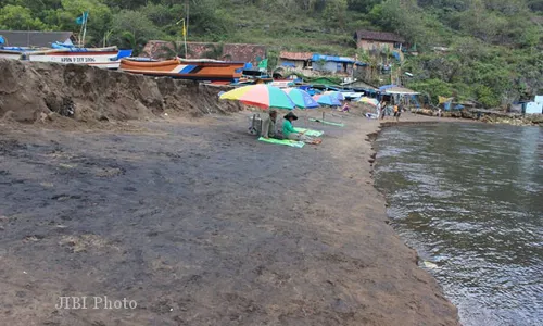 Abrasi di Pantai Baron, Sampah-sampah Lawas Terlihat