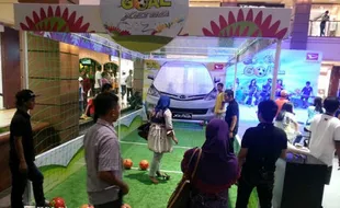 Xenia Ajak Main Bola di Mal