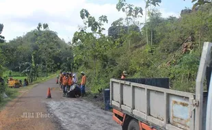 FOTO MUDIK LEBARAN : Perbaikan Jalan di Pantai Siung