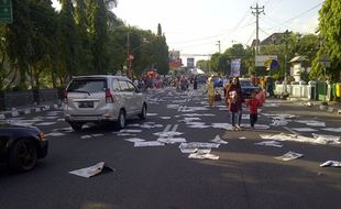 LEBARAN 2014 : Sampah Menggunung di Alun-Alun Sragen Seusai Salat Id