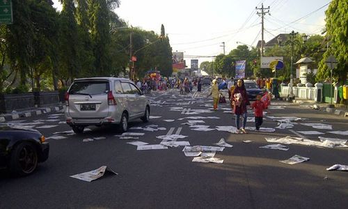 LEBARAN 2014 : Sampah Menggunung di Alun-Alun Sragen Seusai Salat Id