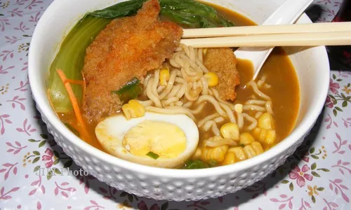 Ramen Jepang dengan Toping Arab