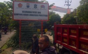 PENUTUPAN DOLLY : Bakar Ban dan Gas Air Mata Warnai Pemasangan Plakat Penutupan Dolly