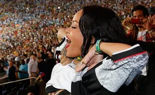 FINAL PIALA DUNIA 2014 : Wah! Rihanna Buka Baju di Tribun!