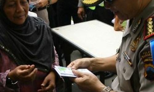 RAMADAN 2014 : Polresta Solo Bagikan Zakat Fitrah Berwujud Uang