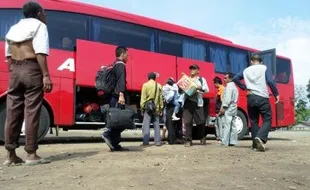 MUDIK LEBARAN 2014 : Jembatan Comal Ambles, Bus Wonogiri Telat 37 Jam