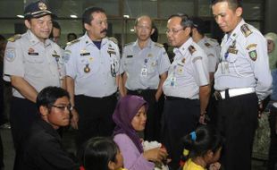 MUDIK LEBARAN 2014 : Calon Penumpang Pilih Tunggu di Luar Terminal Tirtonadi, Ini Alasannya...