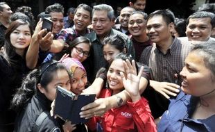 FOTO AGENDA PRESIDEN : Di Cikeas, SBY Diajak Foto Selfie Wartawan