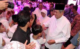 FOTO AGENDA PRESIDEN : SBY dan Ani Buka Puasa Bareng Anak Yatim