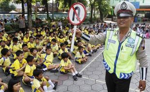 FOTO HARI ANAK NASIONAL 2014 : HAN2014, SD Pangudi Luhur Ketamuan Polisi