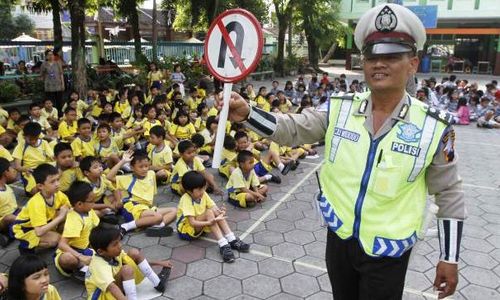 FOTO HARI ANAK NASIONAL 2014 : HAN2014, SD Pangudi Luhur Ketamuan Polisi