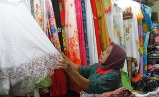 FOTO INFO BELANJA : Mukena di Pasar Klewer Ditawarkan Mulai Rp20.000