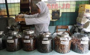 FOTO INFO BELANJA : Ramadan 2014, Buah Kurma Jadi Buruan