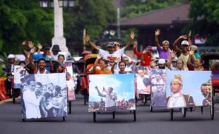 FOTO JOKOWI PRESIDEN : Solo Konvoi Becak Rayakan Jokowi Presiden