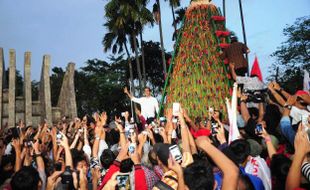 FOTO JOKOWI PRESIDEN : Sukarelawan Pendukung Jokowi Syukuri Kemenangan