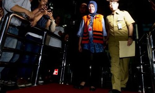 FOTO KASUS PILKADA PALEMBANG : Istri Wali Kota Palembang Ditahan KPK